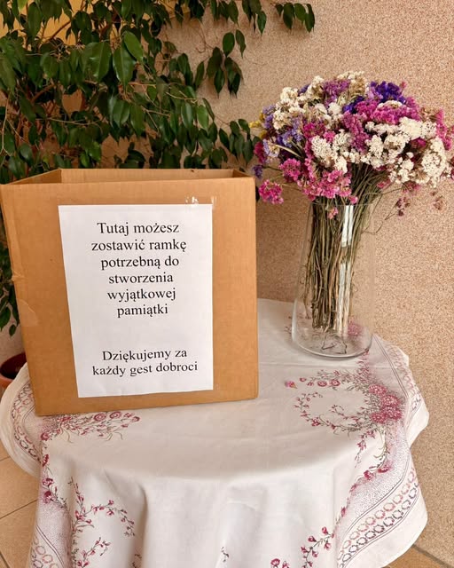 „Chwila zatrzymana w ramce, wspomnienie blisko serca.” 
