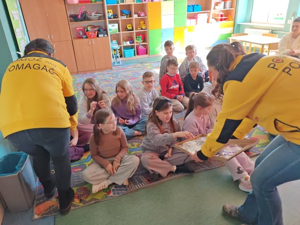 Ponad 900 złotych dla hospicjum zebrały dzieci z klasy trzeciej ze Szkoła Podstawowa im. Jana Pawła II w Rudnej, przygotowując świąteczne stroiki i sprzedając je podczas kiermaszu.